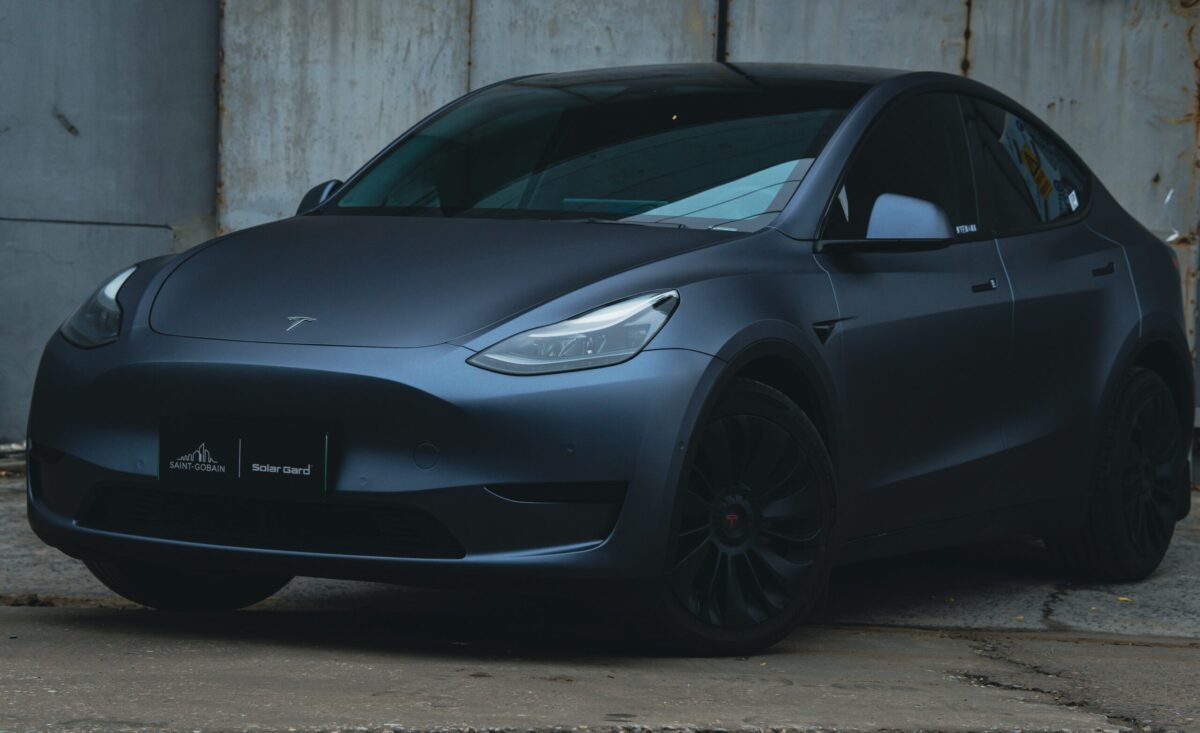 Tesla Model Y 2025 India Edition - Exterior Look and Features Tesla Model Y भारत में 2025 लॉन्च – फुल इलेक्ट्रिक SUV का लुक और डिज़ाइन